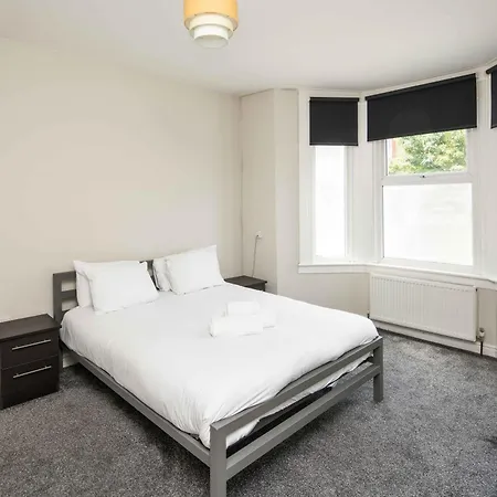 Charming Brixton Flat With Patio & Modern Comforts