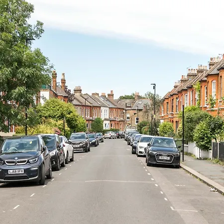 Charming Brixton Flat With Patio & Modern Comforts * Londra