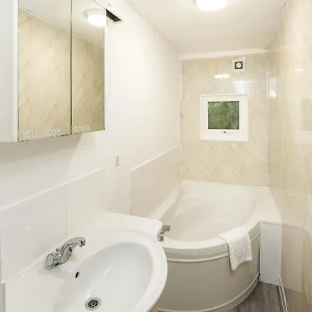 Charming Brixton Flat With Patio & Modern Comforts * London