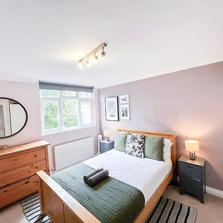 Lovely 4 Bedroom Flat With Ample Garden In Brondesbury, Kilburn * London