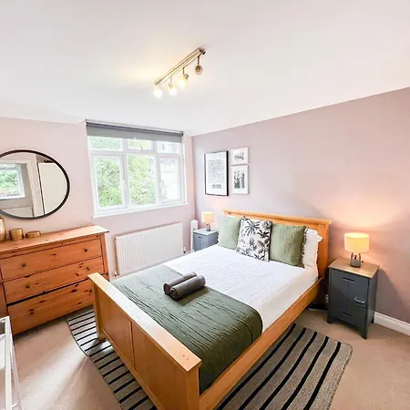 Lovely 4 Bedroom Flat With Ample Garden In Brondesbury, Kilburn