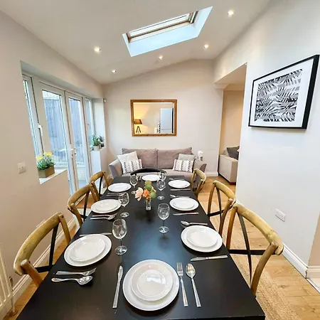Lovely 4 Bedroom Flat With Ample Garden In Brondesbury, Kilburn Apartment