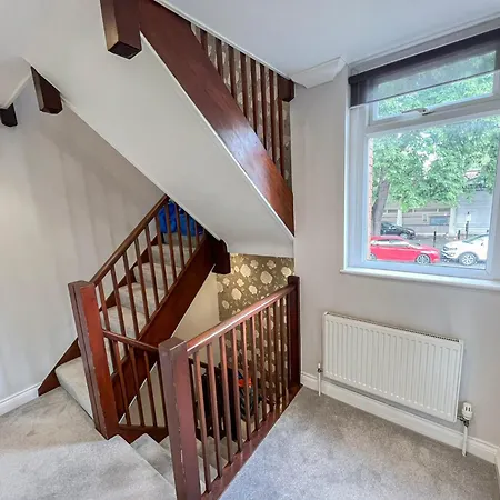 Lovely 4 Bedroom Flat With Ample Garden In Brondesbury, Kilburn Apartment *