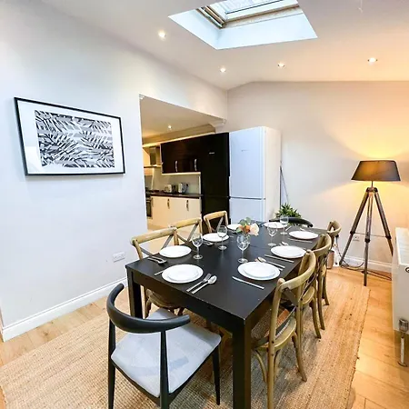 Lovely 4 Bedroom Flat With Ample Garden In Brondesbury, Kilburn Apartment *