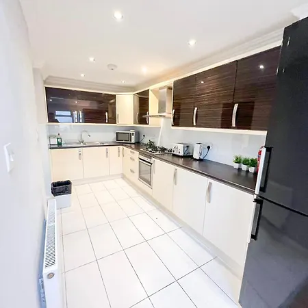 Lovely 4 Bedroom Flat With Ample Garden In Brondesbury, Kilburn * London