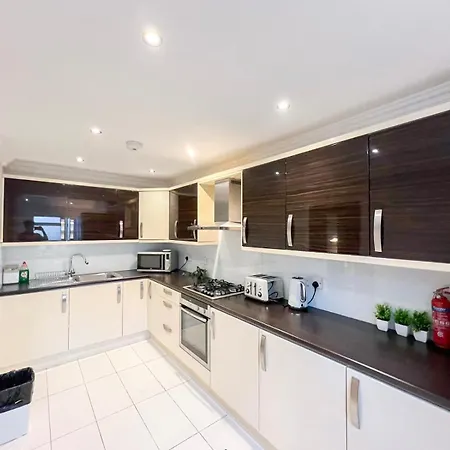 Lovely 4 Bedroom Flat With Ample Garden In Brondesbury, Kilburn London