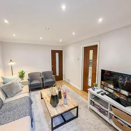 Lovely 4 Bedroom Flat With Ample Garden In Brondesbury, Kilburn Apartment