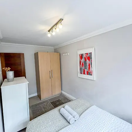 Lovely 4 Bedroom Flat With Ample Garden In Brondesbury, Kilburn Apartment London