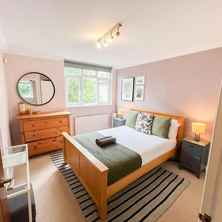 Lovely 4 Bedroom Flat With Ample Garden In Brondesbury, Kilburn *