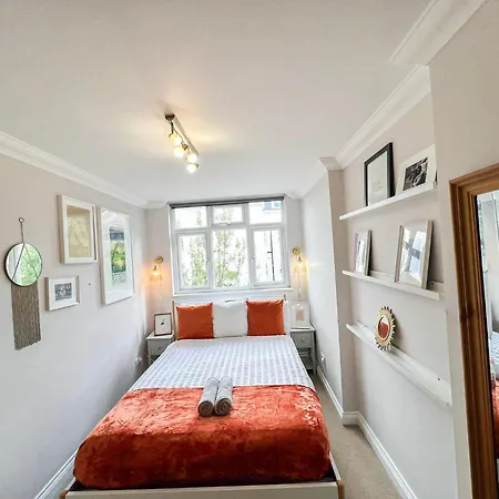 Lovely 4 Bedroom Flat With Ample Garden In Brondesbury, Kilburn London