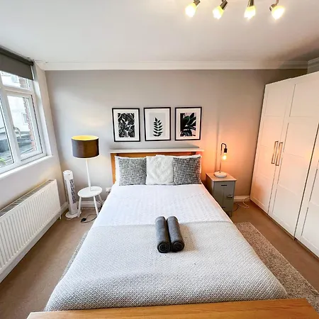 Lovely 4 Bedroom Flat With Ample Garden In Brondesbury, Kilburn * London