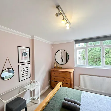 Lovely 4 Bedroom Flat With Ample Garden In Brondesbury, Kilburn Apartment *