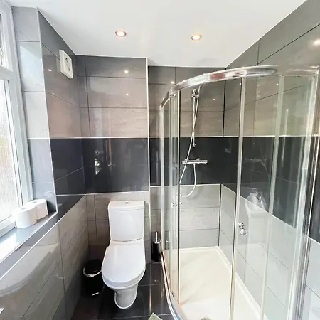 Lovely 4 Bedroom Flat With Ample Garden In Brondesbury, Kilburn