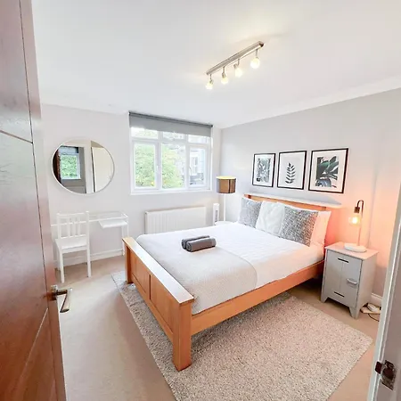 Lovely 4 Bedroom Flat With Ample Garden In Brondesbury, Kilburn Apartment London