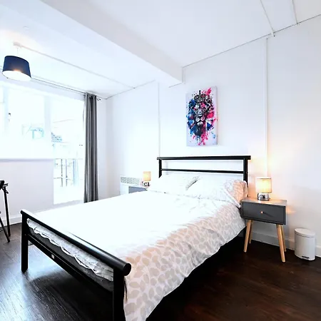 Centrally Located Flat In Leicester Square * London