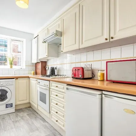 Very Tower Bridge - 2 Bdr - 2 Bath Apartment *