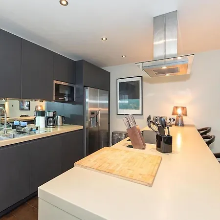 Spacious 4br Victorian Estate In Kensington Holiday home