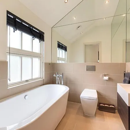 Spacious 4br Victorian Estate In Kensington Holiday home