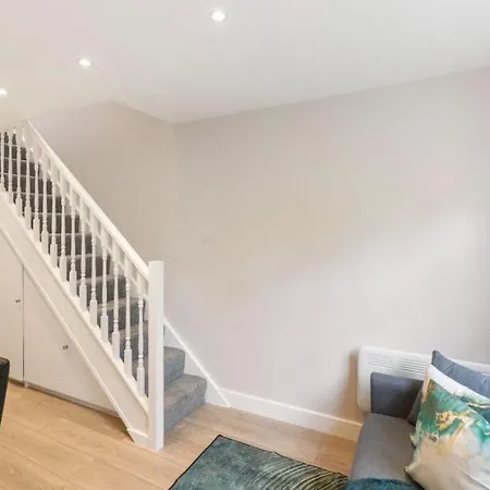 1 Bedroom House In An Affluent Part Of * London