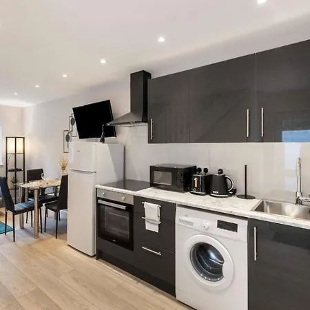 1 Bedroom House In An Affluent Part Of *