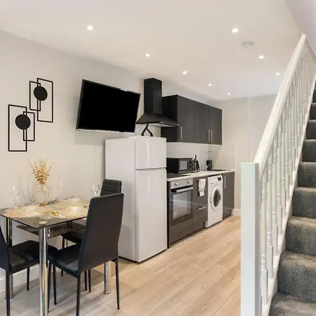 Apartment 1 Bedroom House In An Affluent Part Of London