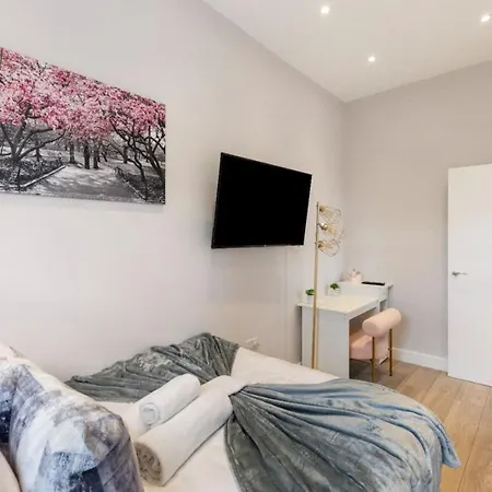 Apartment 1 Bedroom House In An Affluent Part Of London