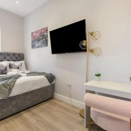 Apartment 1 Bedroom House In An Affluent Part Of *
