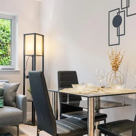 1 Bedroom House In An Affluent Part Of Apartment London