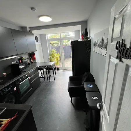 Guest house Beddington Park East *