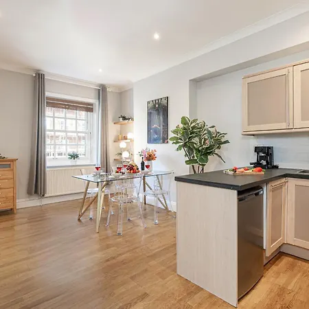 At Kensington And Knightsbridge Apartment London