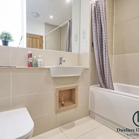 Stylish 3bedrooms 2 Bath In Romford * Harold Wood