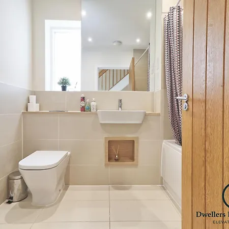 Stylish 3bedrooms 2 Bath In Romford *