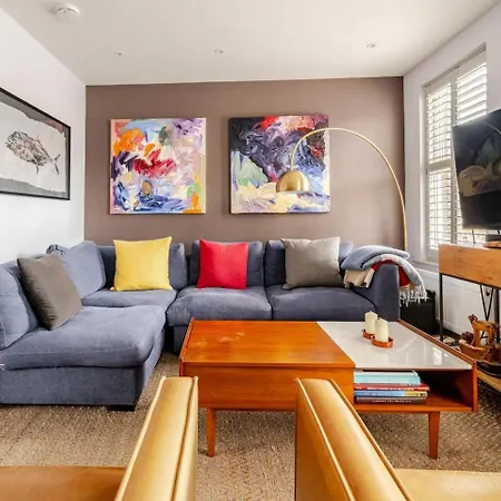 Luxurious & Modern 2 Bedroom Notting Hill Townhouse Apartment *