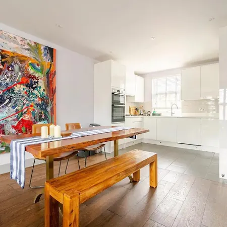 Luxurious & Modern 2 Bedroom Notting Hill Townhouse Apartment *