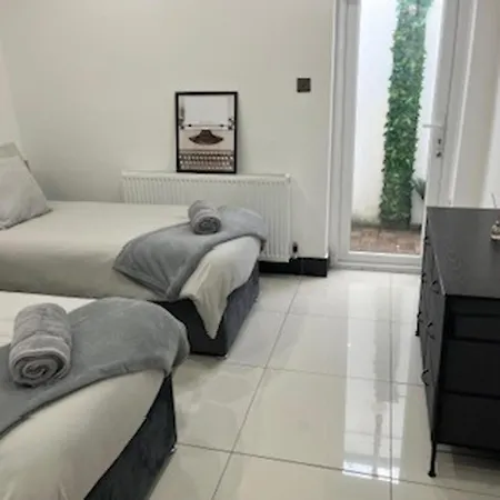 Urban Sleeps 6 Private Garden-family Pet Friendly Croydon