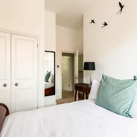 Classic Victorian Flat With Terrace * London