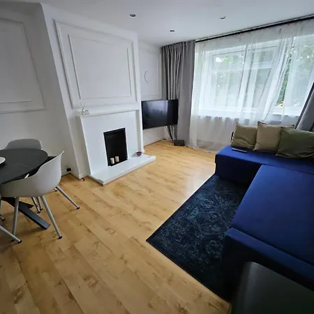 Wembley, Cosy 2 Bed Apa, Next To The Park Apartment