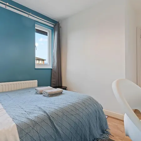 Cozy Townhouse With 4 Bedrooms