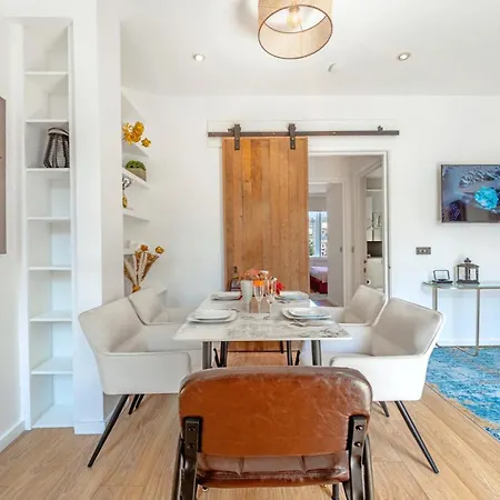 Designer Victorian Flat With Large Terrace