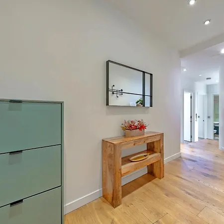Designer Victorian Flat With Large Terrace *