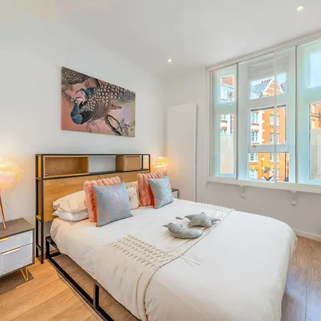 Designer Victorian Flat With Large Terrace *