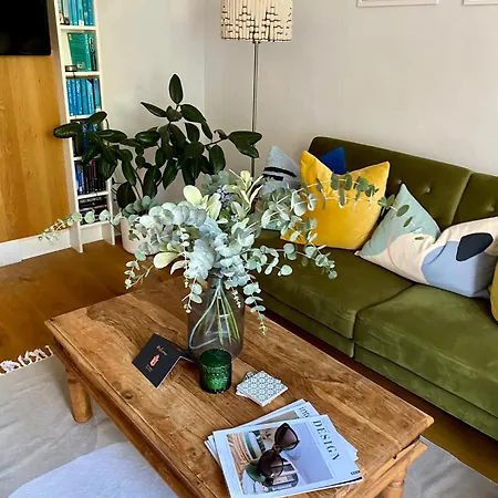 Charming Garden Flat With A Free Parking