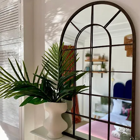 Apartment Charming Garden Flat With A Free Parking