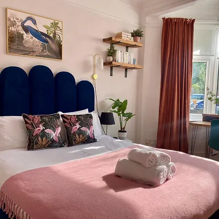 Charming Garden Flat With A Free Parking Apartment *
