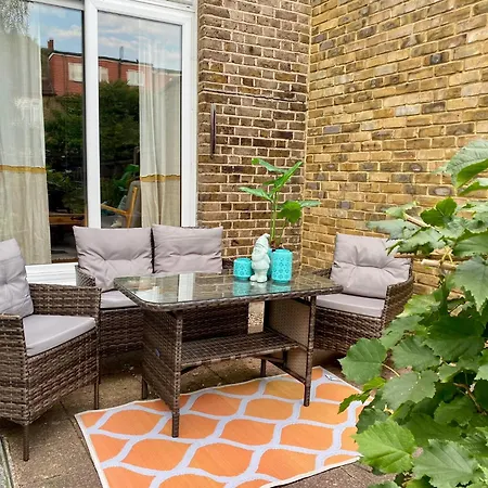 Charming Garden Flat With A Free Parking Apartment Ealing