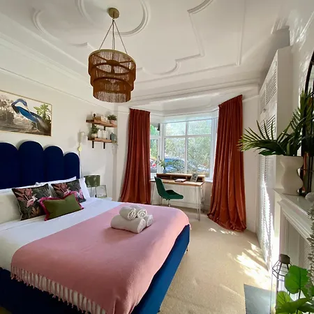 Charming Garden Flat With A Free Parking