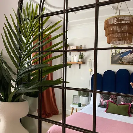 Charming Garden Flat With A Free Parking