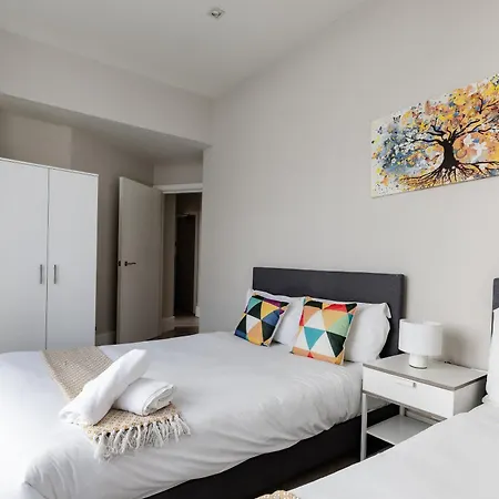 Superb Opposite Edgware Road Station Apartment