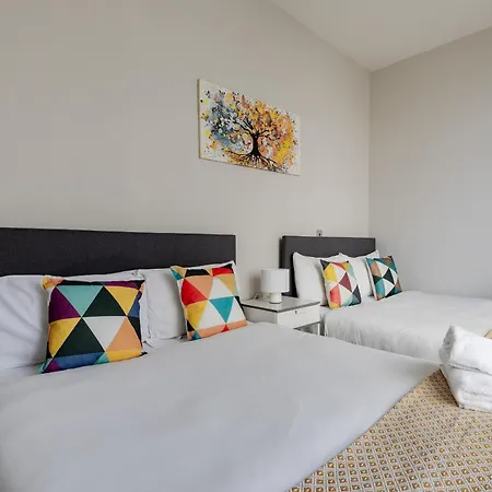 Superb Opposite Edgware Road Station Apartment *