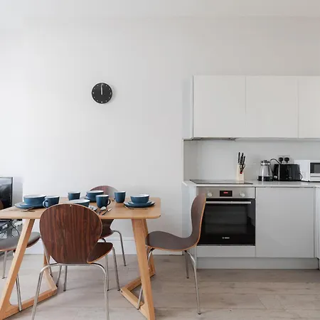 Superb Opposite Edgware Road Station Apartment London